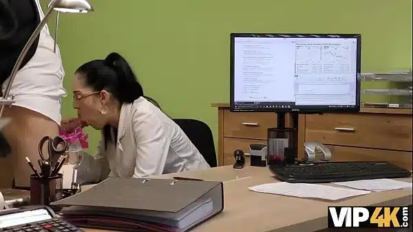 Vip4K Heise Elis Mit Brille Gibt Dem Leihagenten Eine Muschi Zum Bohren