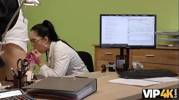 Vip4K Morena De Pechos Tatuados Se Convierte En Puta En La Oficina De Prestamos 1