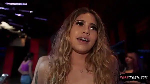 Camarera Latina Me La Chupa Sigilosamente Debajo De La Barra Pervteen