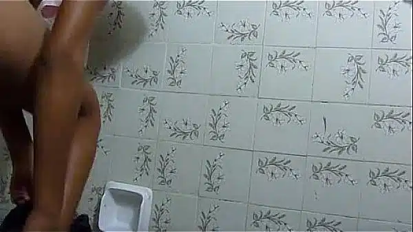 Flagra De Rua Gostoza Tomando Banho No Vestiario Xvideos Com 2