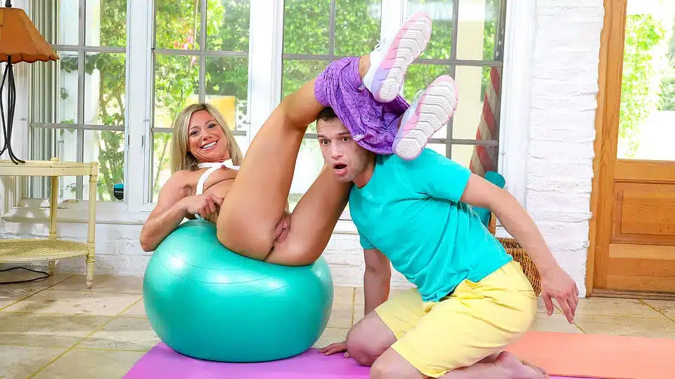 Stepmoms Hot Body Energizes Me S1E10