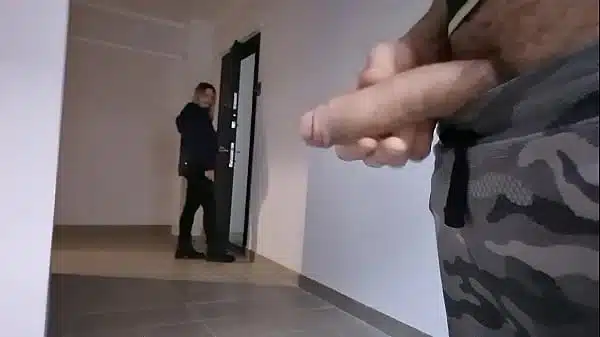 A Man Flashes A Dick To An New Neightbour Woman And She Makes Handjob And Blowjob For Him