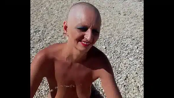 Deutsche Milf Sandra 45 Bekommt Goldener Regen Am Strand