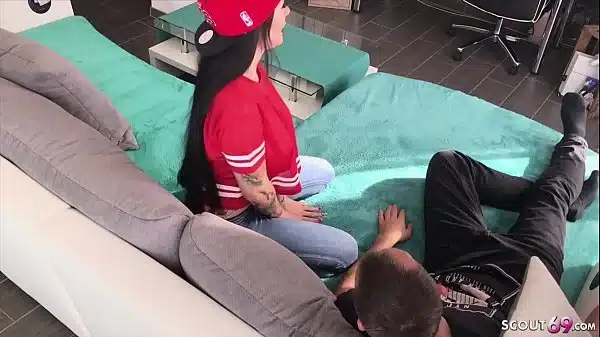 German Young Sie Fickt Den Besten Freund Ihres Stief Bruder Als Beide Alleine Im Wohnzimmer Sind