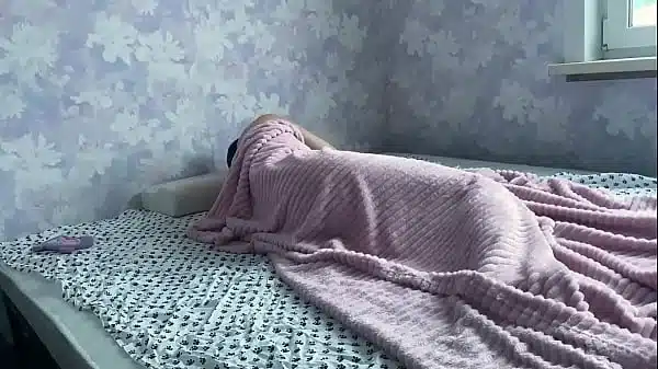 Stepdaughter Sneaked Into The Stepfathers Bed And Had Sex With Him
