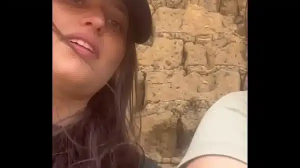 Dos Lesbianas Se Tocan Hasta Llegar Al Orgasmo En La Esquina De Un Pueblo Tratando De Evitar Que Alguien Las Vea