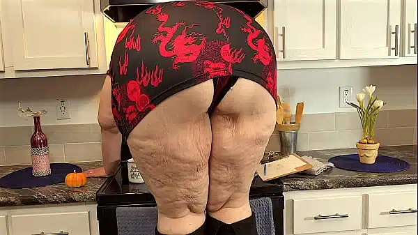 Fat Ass White Milf Showing Off Ass In Public